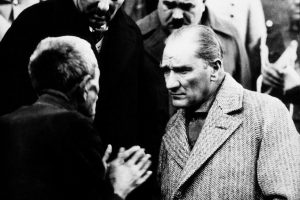 Atatürk Neden Mahalle Mektebini Gelenek Şemsi Efendi Okulunu Yenilik Olarak Görmüştür