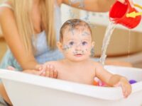 Yeni Doğan Bebek Banyoda Su Yutarsa